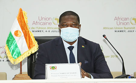 The First President of the Court of Auditors speaking at a press briefing in Niamey